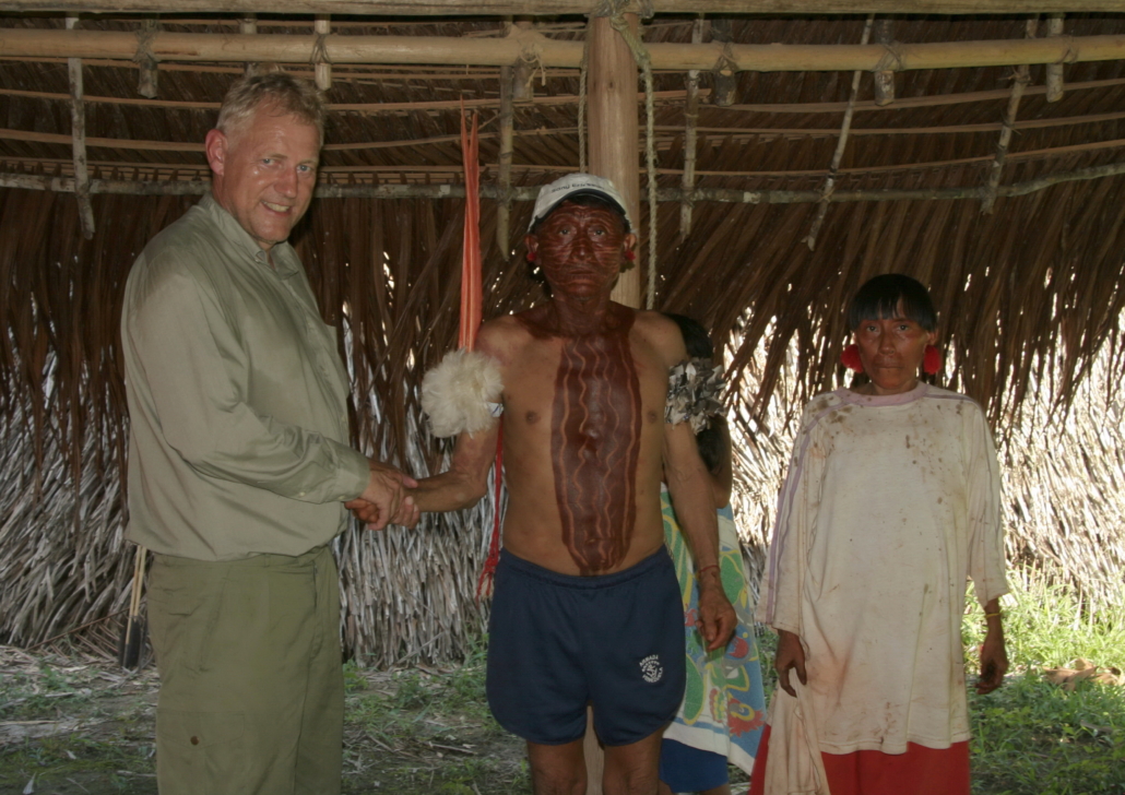 2006: I Humbolt's spor 800 km i kano besøg hos uspoleret Yanomami landsby 150 km oppe ad og nær udspring af Siapa River(sideflod til Casaqui, der forbinder Amazonas og Orinoco). Kaare Vagner med Yanomami høvding og hans kone. De havde ikke haft besøg af fremmede i 2 år. Havde ikke alkohol eller skydevåben. Berømt for Yopo en slags narkotika, som de blæser op i i næsen på hinanden via lange pusterør. Lever af landbrug og fiskeri. Fotograf Steen Vagner.
